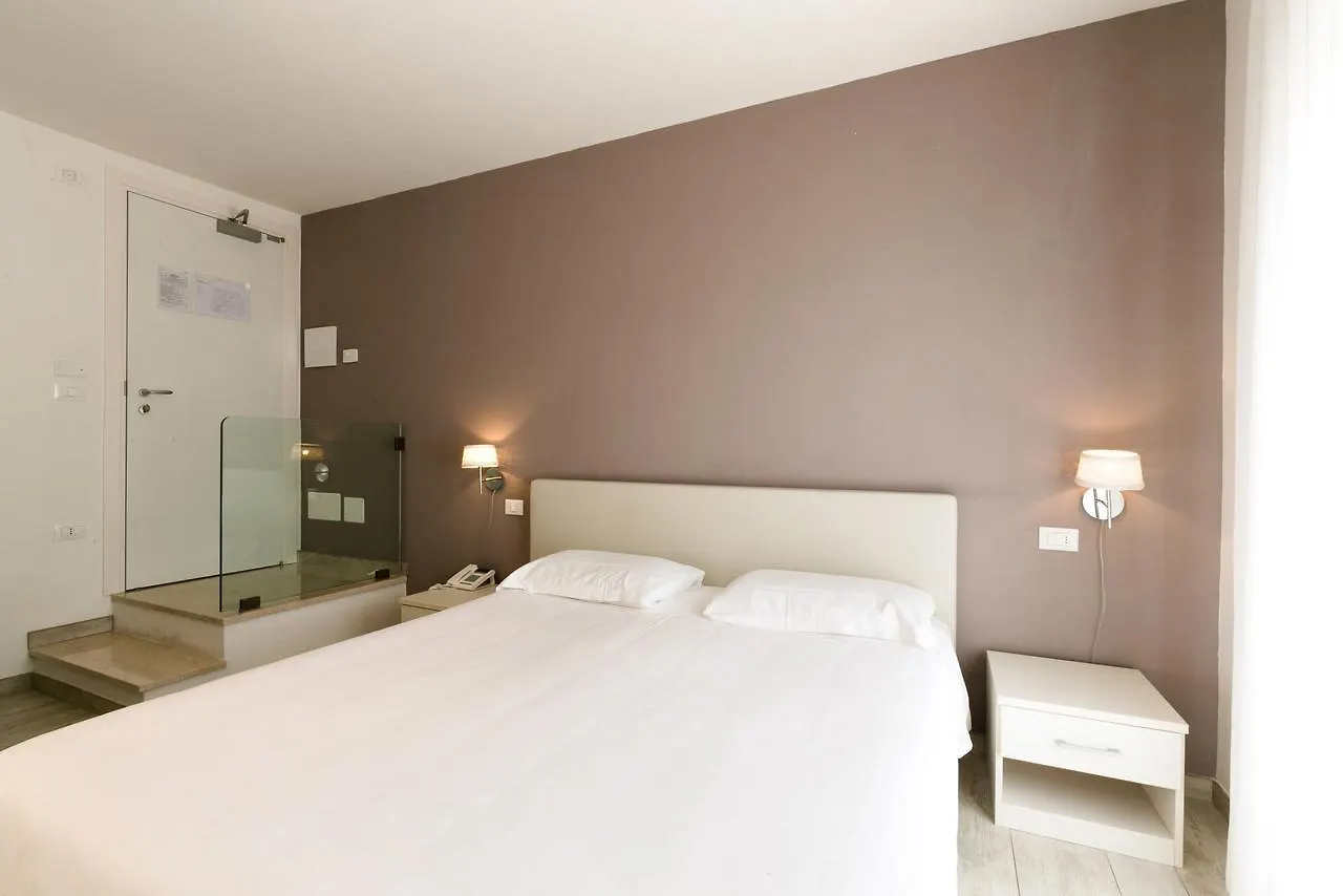 Hotel Saviola Sirmione 3*,  Italia